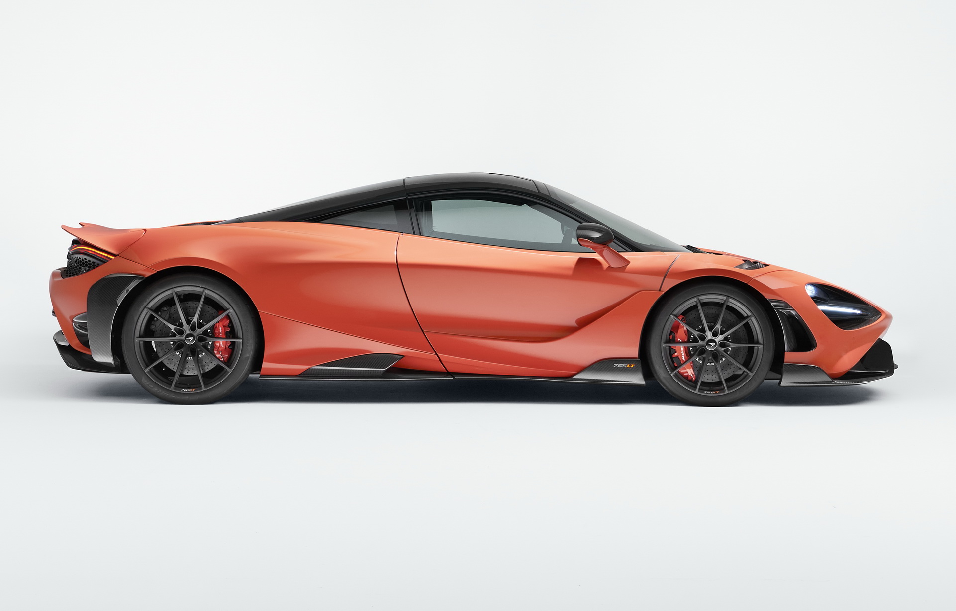 McLaren-765LT_Studio_01