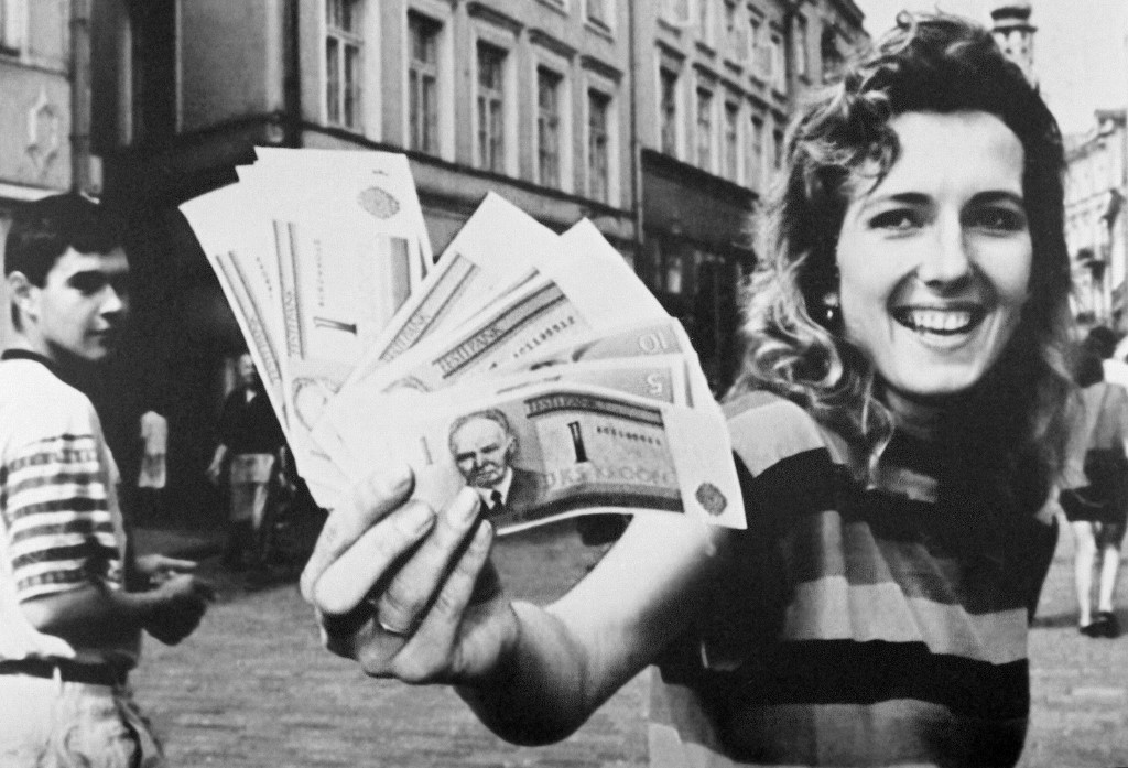 Tallinn, 21. lipnja 1992., mlada Estonka maše tada novim estonskim krunama