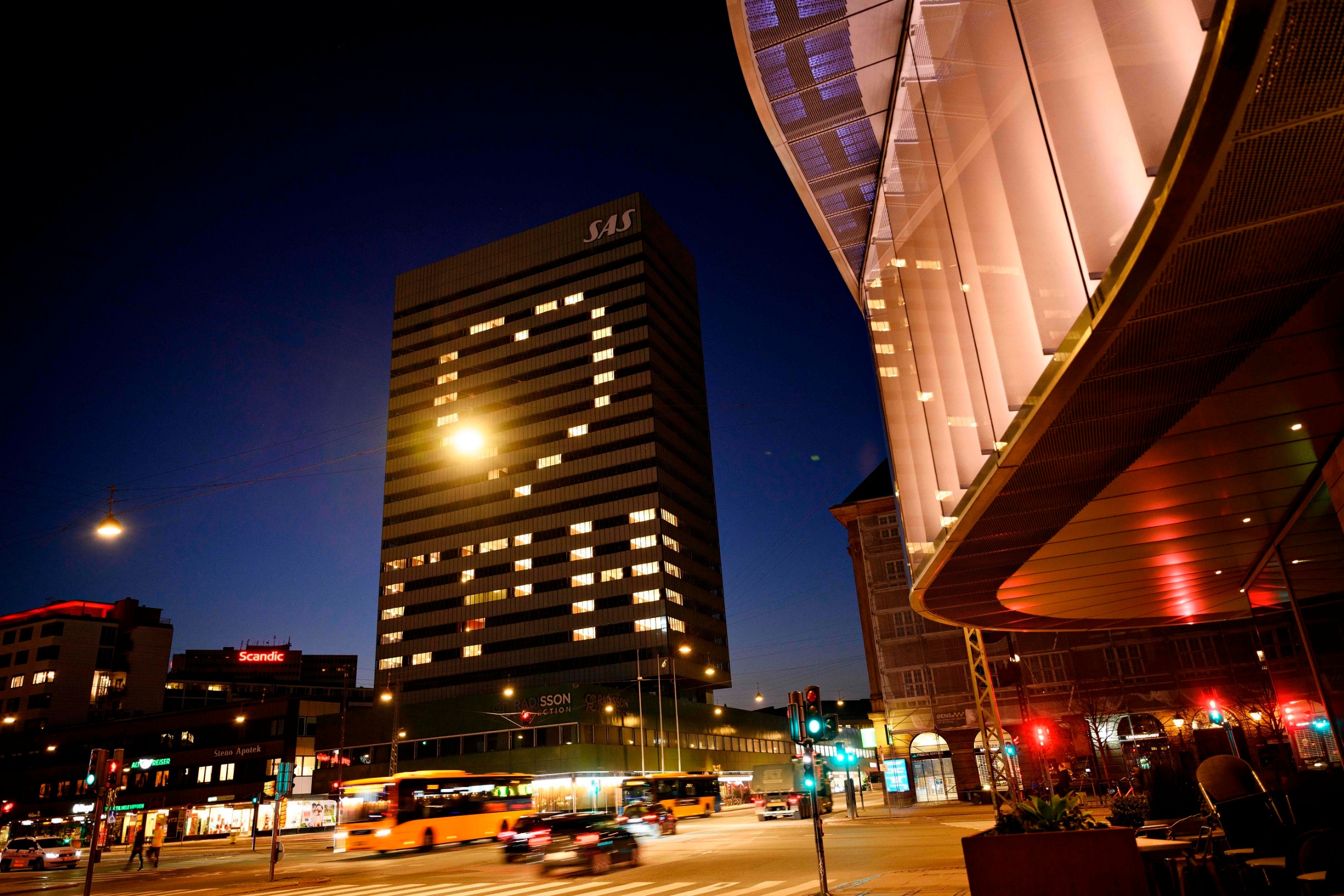 Na pročelju hotela SAS Royal u Kopenhagenu projicirali su poruku ljubavi u vrijeme koronavirusa