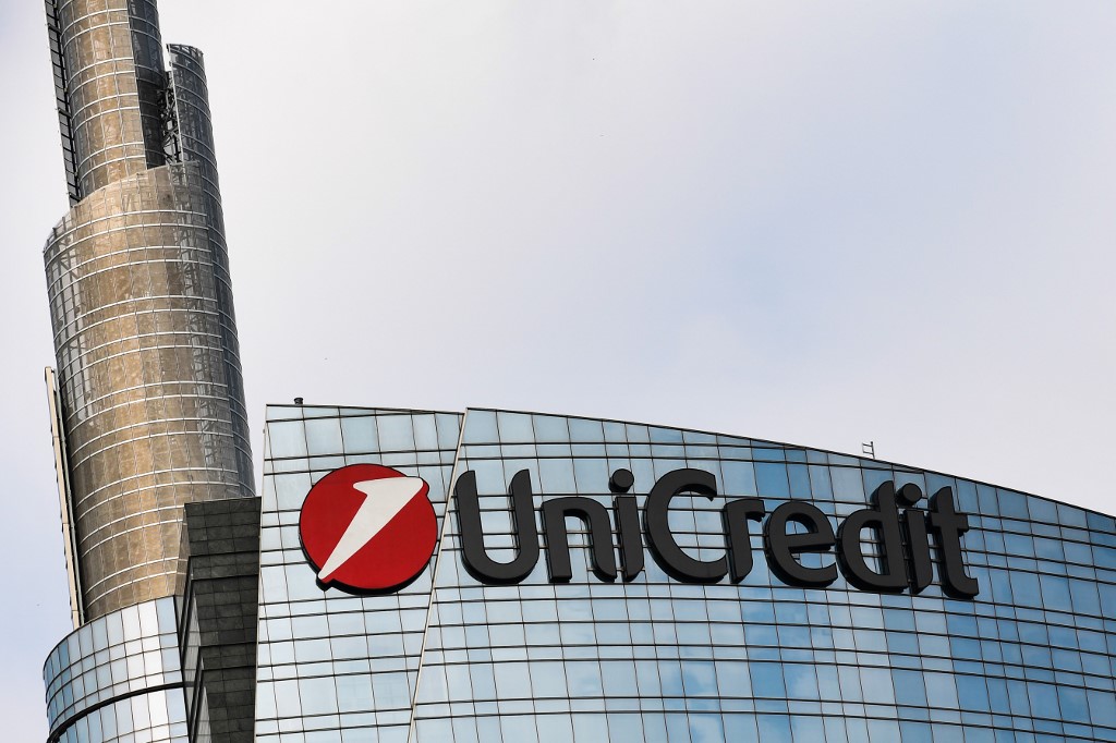 U Italiji  najveća banka UniCredit u nedjelju je objavila da obustavlja planove o isplati dividende za 2019. i o otkupu dionica