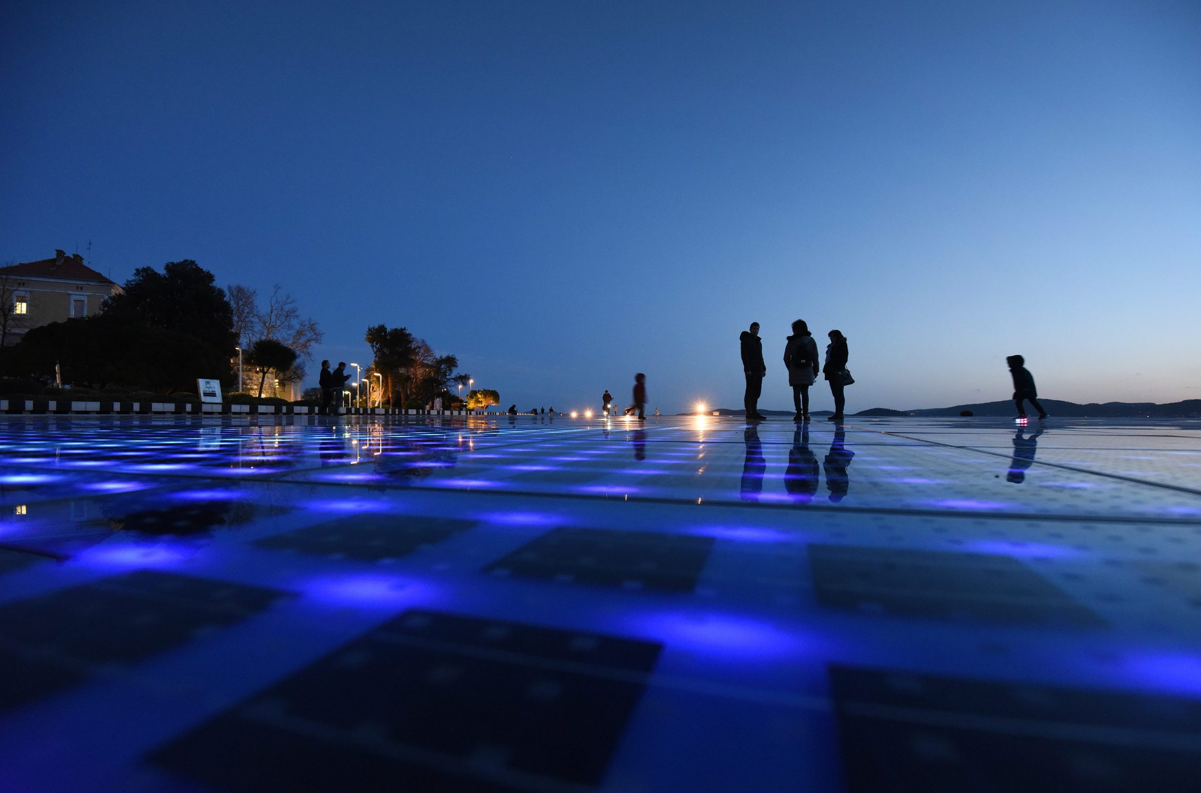 Sa poznate zadarske instalacije Pozdrav suncu zamijenjene su razbijene ploče te je uklonjena i zaštitna ograda pa sada građani i turisti ponovno mogu imati potpun doživljaj atrakcije.