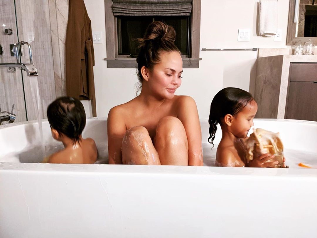 Poznata mama Chrissy u društvu djece Lune Simone i Milesa Theodorea.