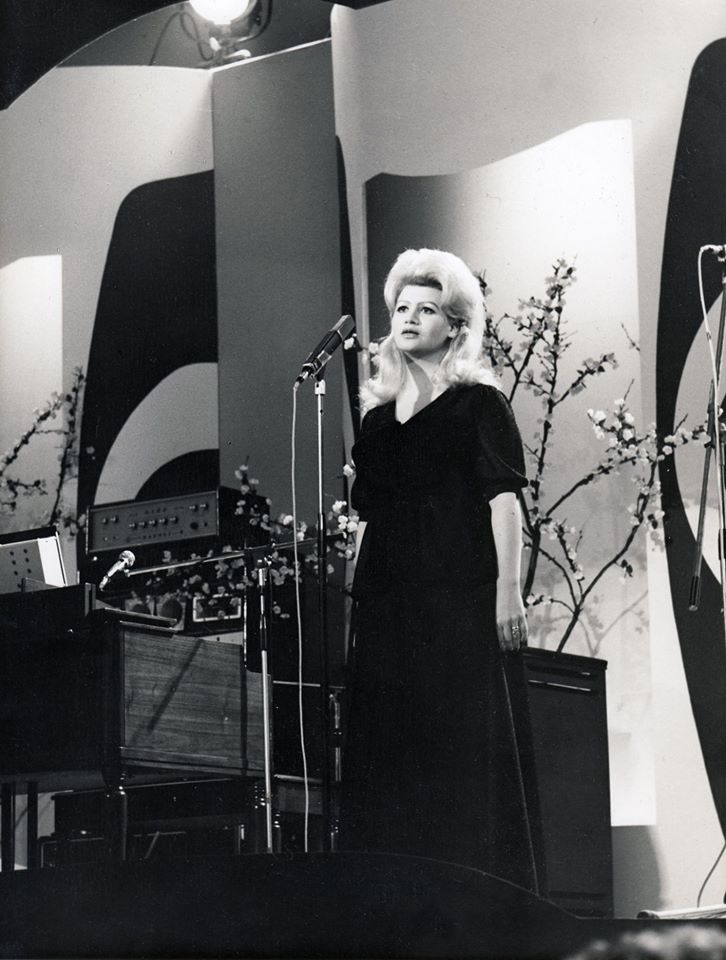 Od svojih ranih godina prometnula se u veliku pjevačku divu.