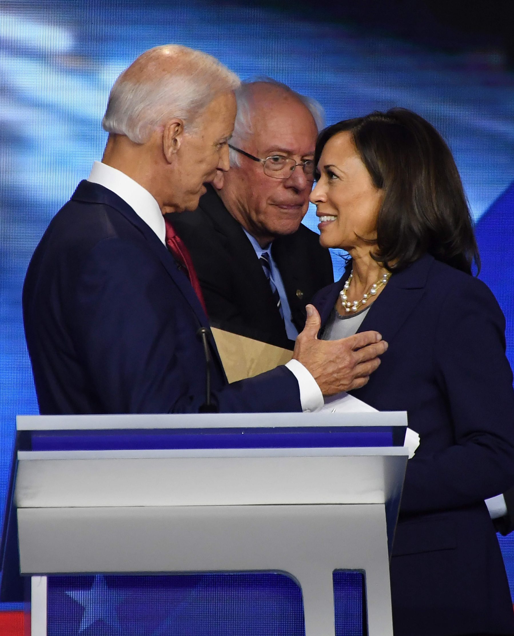 Na slici demokratski kandidat Joe Biden (lijevo) i senatorica Kamala Harris (desno) dok u pozadini prolazi demokratski kandidat Bernie Sanders
