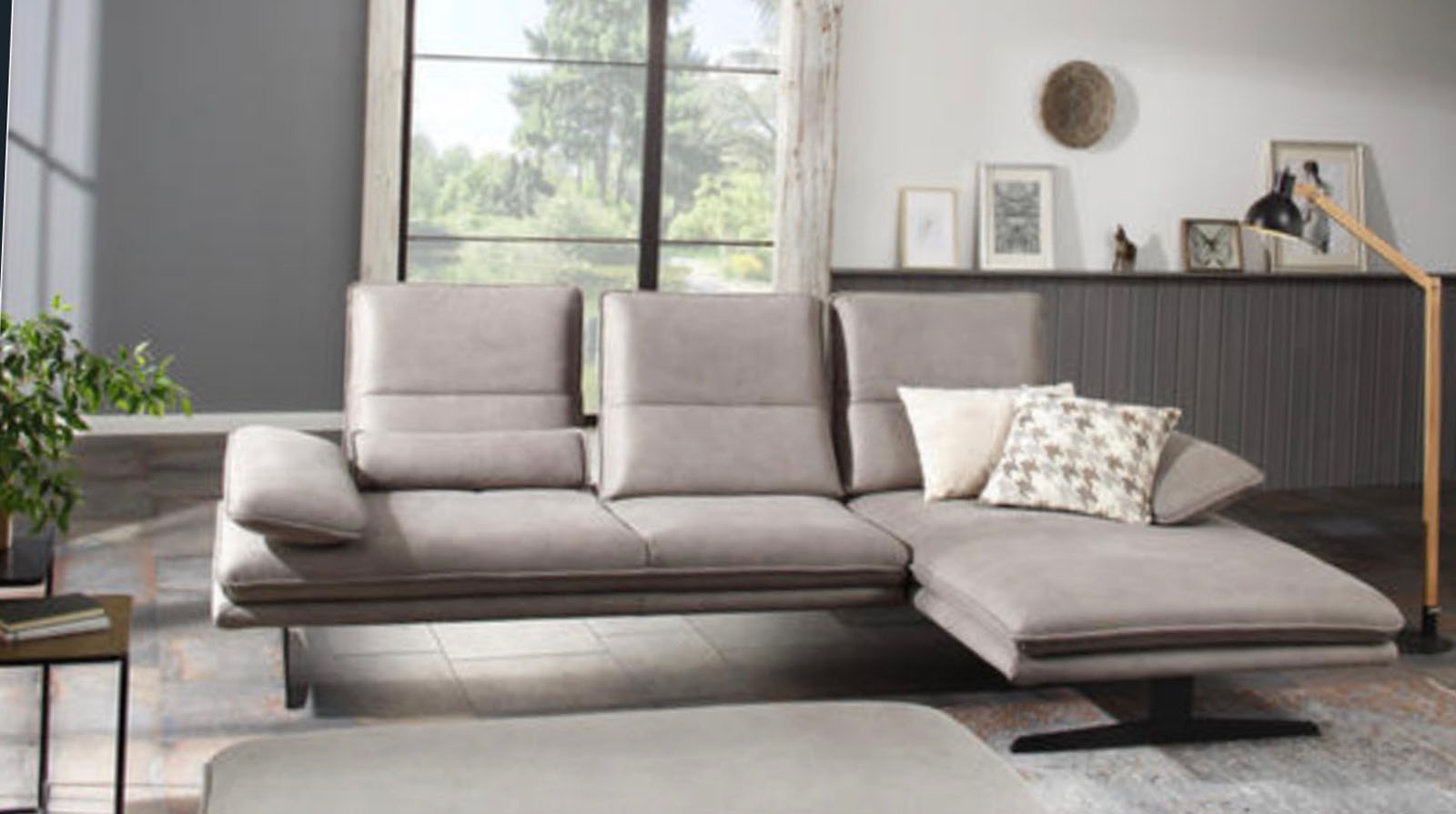 Lesnina siva sofa