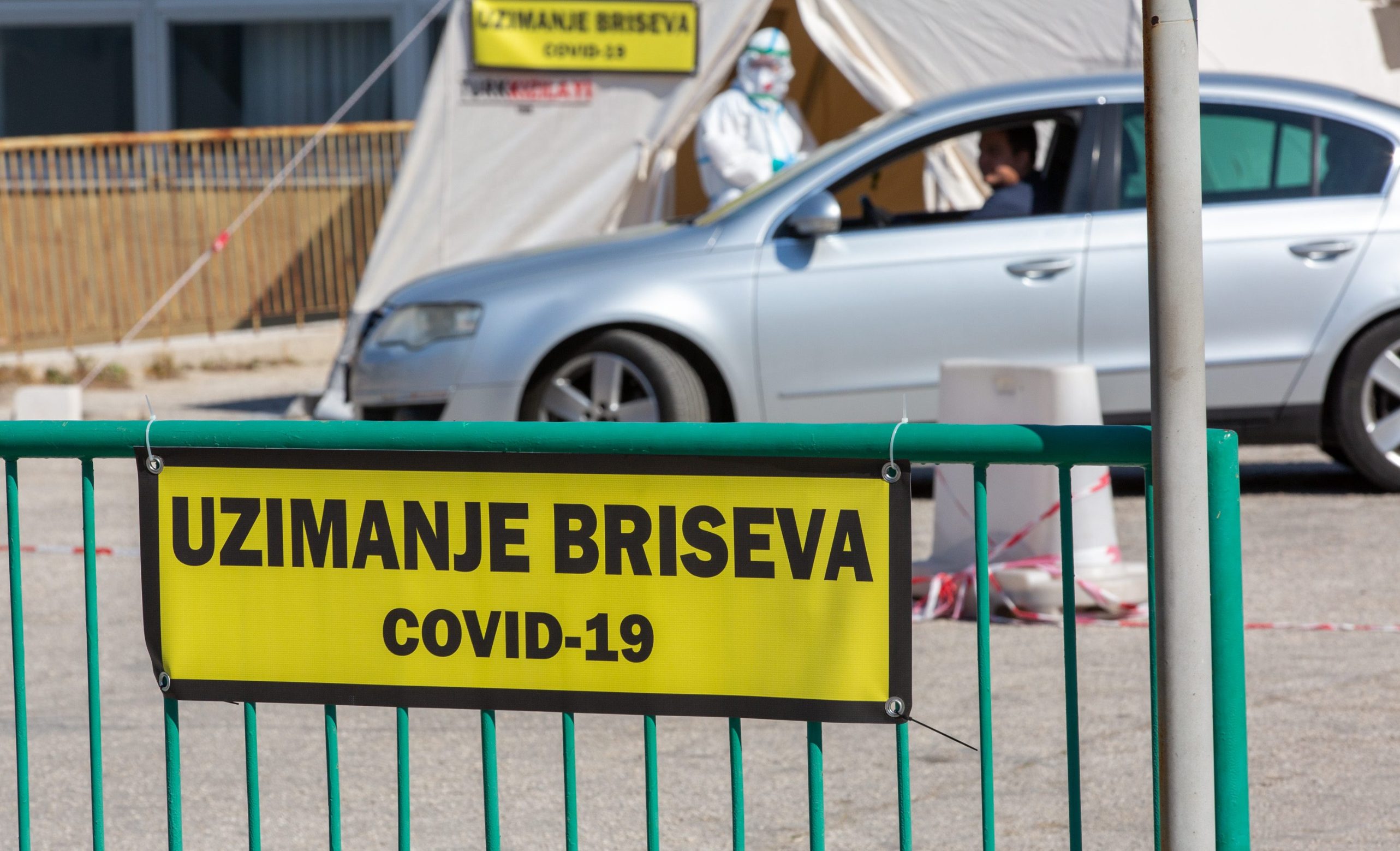 Split: Uzimanje briseva na koronavirus iz automobila organizirano je na istočnom ulazu bolnice Križine