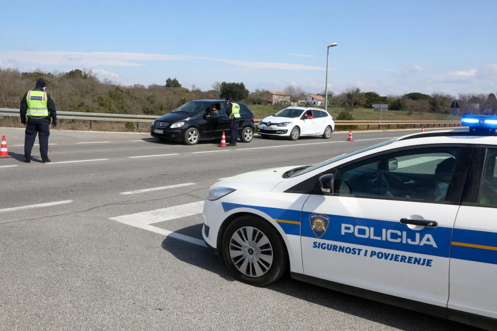 Zbog pandemije koronavirusa i zabrane kretanja, policija kontrolira ulaz i i izlaz iz grada. Na ulazu u grad kontrolira svaki automobil i sprečava kretanje stanovnistva među općinama