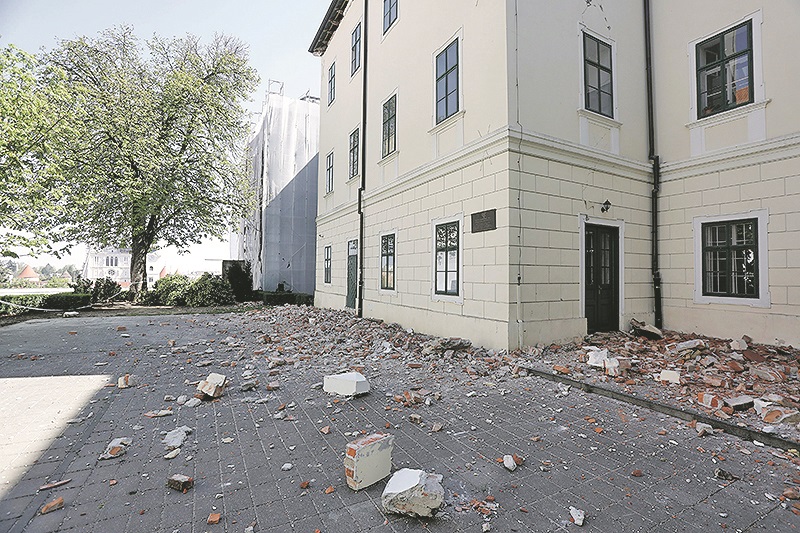 

Gornjogradska gimnazija: Urušila su se dva dimnjaka koja su uništila krovište i zid