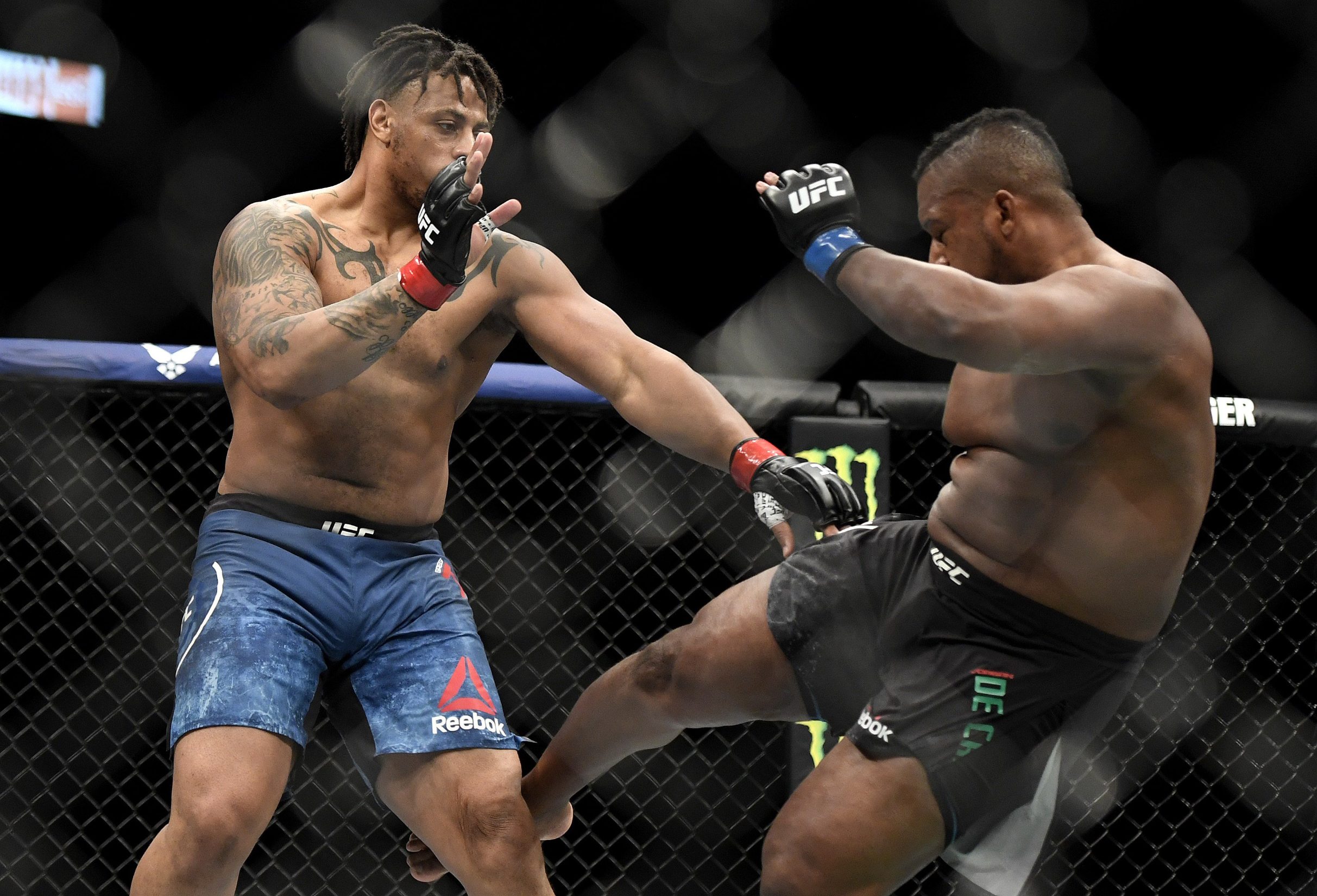 Greg Hardy i Yorgan De Castro