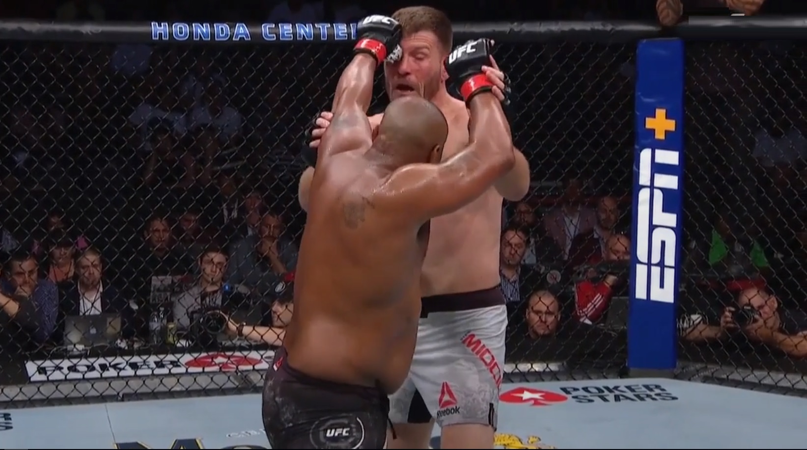 Cormier vs. Miočić eye poke