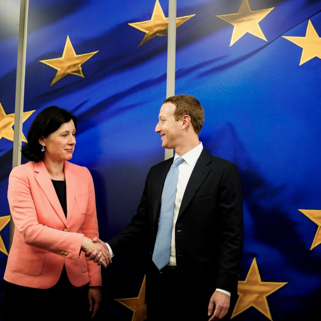 Potpredsjednica Europske komisije zadužena za zaštitu europskih vrijednosti i transparentnost Vera Jourova (lijevo) i izvršni direktor Facebooka Mark Zuckerberg