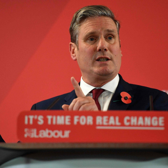 Novi šef britanskih laburista Keir Starmer (na slici) pripada umjerenijem krilu dubinski podjeljene stranke, ali je svom prethodniku Jeremyju Corbynu obećao da neće u potpunosti odbaciti njegove planove o nacionalizaciji ekonomije