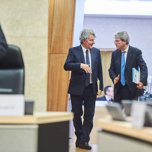 Europski povjerenici za unutarnje tržište, Thierry Breton (lijevo) i ekonomiju, Paolo Gentiloni 