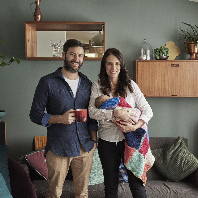 Premijerka Novog Zelanda ne libi se pustiti fotografe u svoj dom pa je s novorođenom djevojčicom i partnerom pozirala u njihovom domu u Novom Zelandu