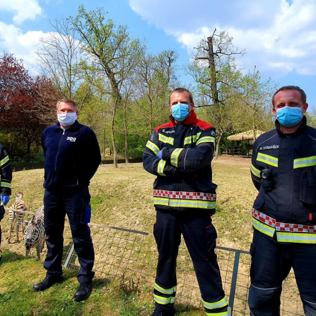 Damir Skok i Siniša Jembrih s vatrogascima