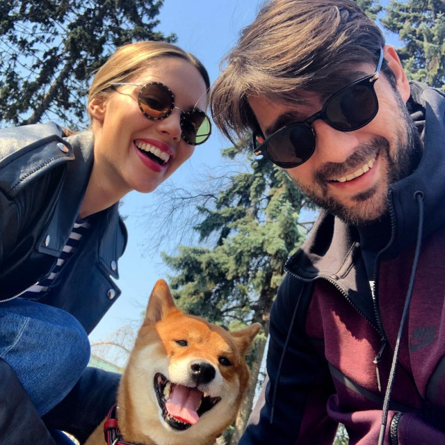 Franka Batelić i Vedran Ćorluka s psom Oscarom.
