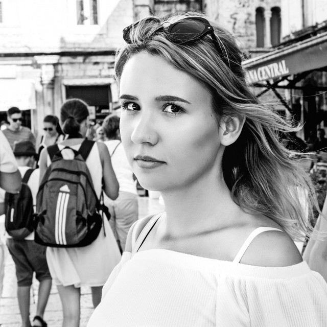 Ena Katarina Haler rođena je 1996. u Osijeku, studira arhitekturu, a roman pod naslovom “Nadohvat” prva joj je, debitantska knjiga