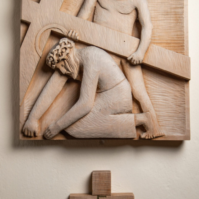 Šimun Cirenac pomaže Isusu nositi križ