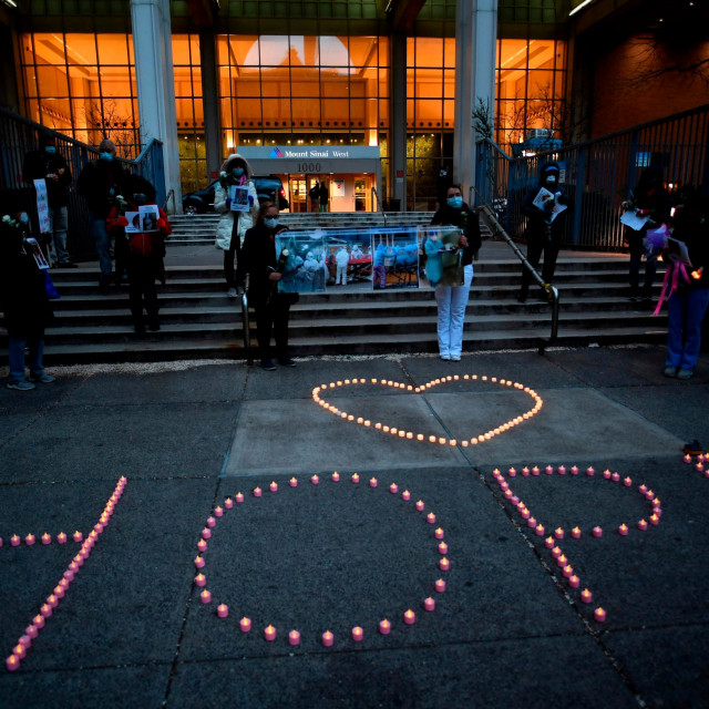 Zdravstveni radnici ispred njujorške bolnice Mount Sinai svijećama su ispisali riječ 'Nada' u znak sjećanja na kolege koji su podlegli koronavirusu