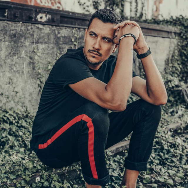 Svoju suprugu obožava vidjeti u lepršavim haljinama.