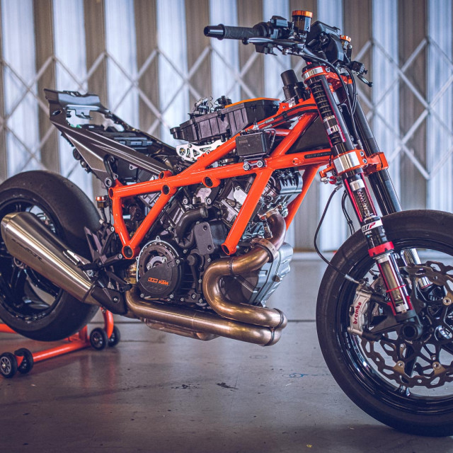 2020-KTM-1290-Super-Duke-R-Test-Portimao-naked-sport-motorcycle-11