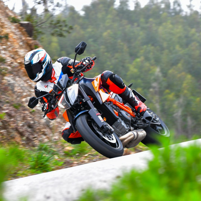 2020-KTM-1290-Super-Duke-R-Test-Portimao-naked-sport-motorcycle-9