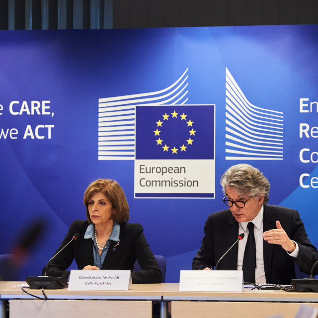 Anne Bucher, Generalna direktorica direktorata Zdravlje i sigurnost hrane u Europskoj komisiji i povjerenici Stella Kyriakides, za zdravlje i Thierry Breton, za unutarnje tržište (slijeva)