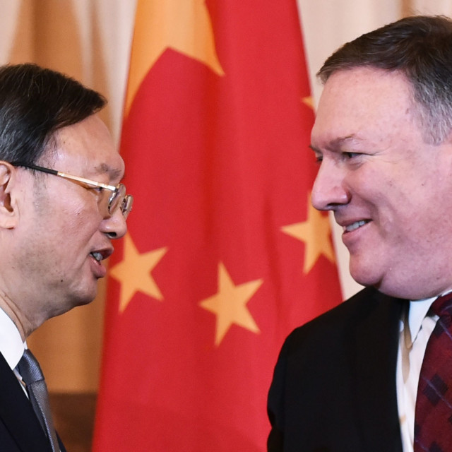 Mike Pompeo i član kineskog politbiroa Yang Kiechi