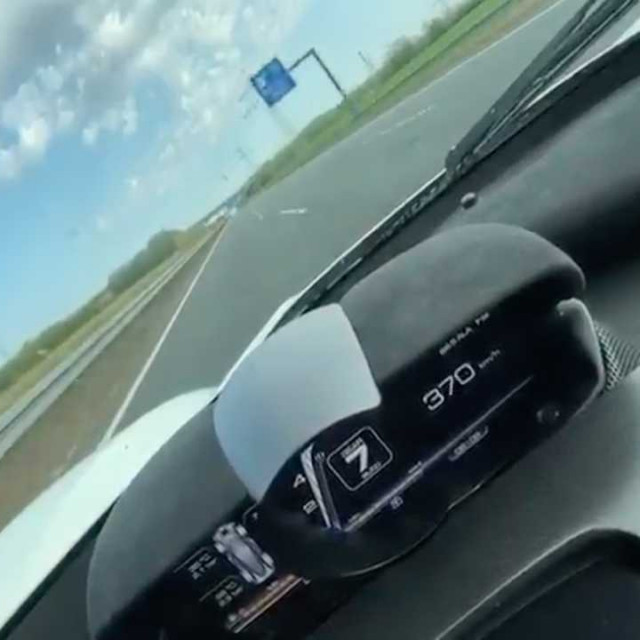 ferrari-laferrari-autobahn