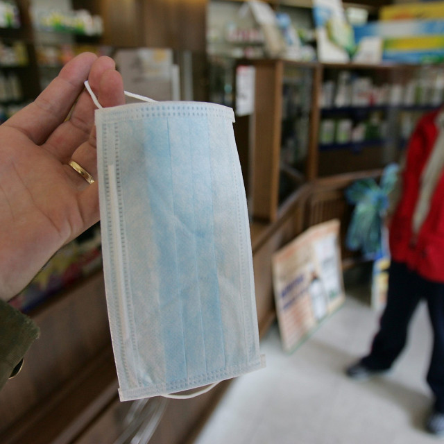 maska_gripa2210-desk