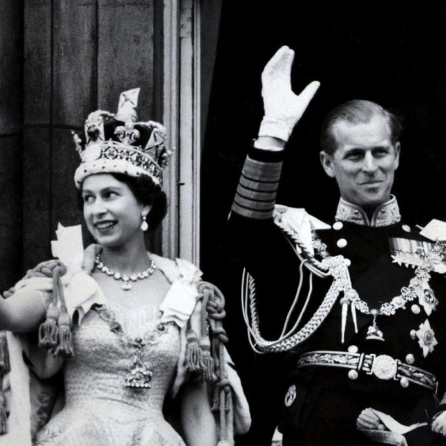 Kraljica Elizabeta II i vojvoda od Edinburgha, mašu s balkona Buckinghamske palače nakon kraljičine krunidbe.
