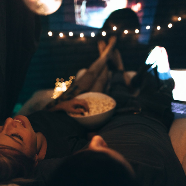 Za sve kojima nedostaje odlazak u kino i iskustvo zajedničkog gledanja filmova, Kino Mediteran pokušat će prenijeti dašak kino atmosfere prijenosom filmskih projekcija uživo