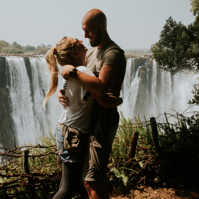 ZAMBIJA: Viktorijini slapovi na rijeci Zambezi, na granici sa Zimbabveom, zadivljuju visinom od 108 metara.