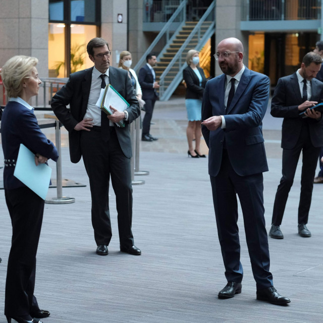 Ursula von der Leyen, predsjednica Europske komisije i Charles Michel, predsjednik Vijeća EU na propisanoj socijalnoj distanciji