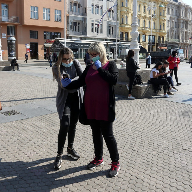 Građani u centru grada su u strahu od potresa izašli na ulice i trgove