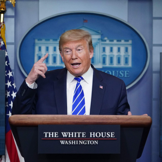 Američki predsjednik Donald Trump ponovno se 'zaletio' u farmaceutsku struku i predložio liječenje Covida-19 dezinficijensima