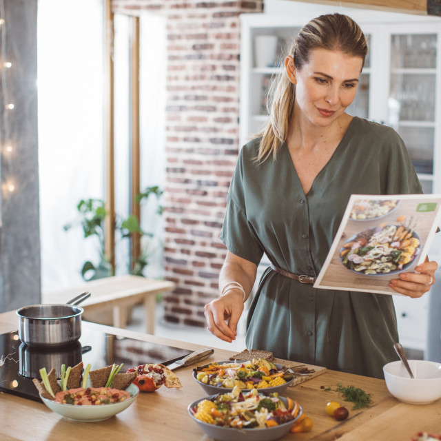 Ručkovi od boba, artičoka, šparoga, poriluka i graška u kombinaciji sa salatama od rotkvice, mlade kapulice i ribe pripremljene na razne načine odličan su izbor