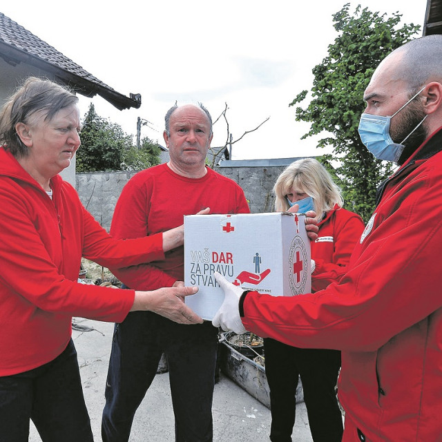 Melita i Zdravko Sever Cublin primaju pomoć