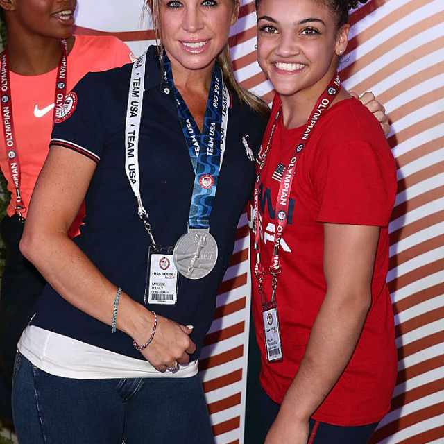 Maggie Haney (lijevo)