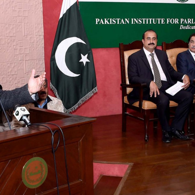 Predsjednik pakistanskog parlamenta Asad Qaiser (lijevo)
