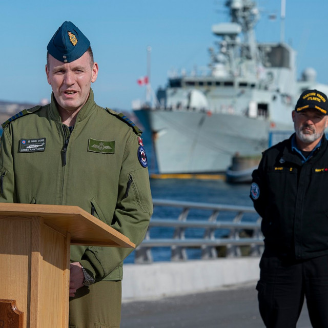 Zapovjednik James Hawthorne i kontraadmiral Craig Baines (iza)