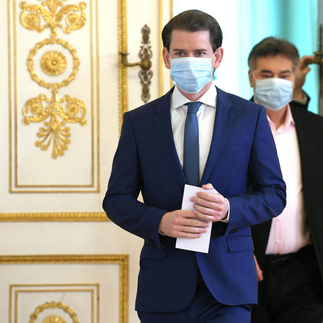 Austrijski kancelar Sebastian Kurz (Pučka stranka), a iza njega vicekancelar Werner Kogler (Zeleni)