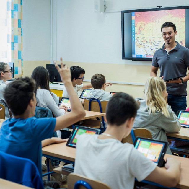 Učenici osnovne škole na nastavi