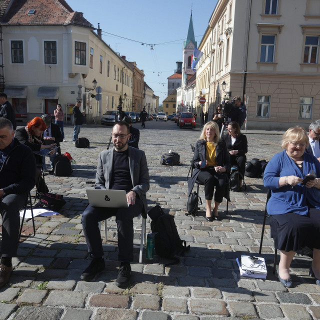 Klub gradskih zastupnika Socijal demokratske partije Hrvatske, Klub gradskih zastupnika Građansko liberalnog saveza i Hrvatske stranke umirovljenika, Klub zastupnika lijevog bloka, Klub gradskih zastupnika Hrvatske socijalno liberalne stranke i nezavisnog zastupnika Vladimira Ferdeljija i Klub nezavisnih zastupnika održali su zajedničku konferenciju za medije na temu: 33. sjednica Gradske skupštine Grada Zagreba.
