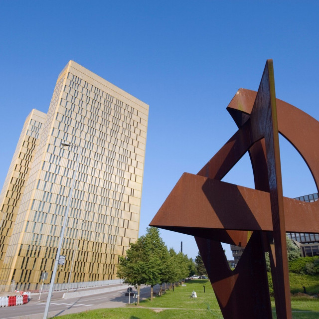 Kirchberg Plateau u Luksemburgu, u pozadini zgrada Europskog suda (Sud EU)