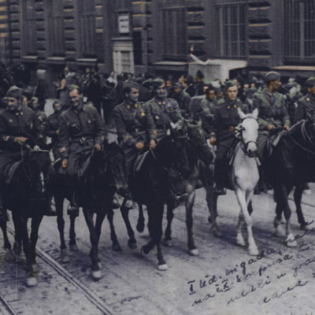 U narodnooslobodilačkom pokretu sudjelovalo je od 1941. do 1945.  oko 50.000 građana Zagreba, od 300.000 koliko ih je pred početak Drugog svjetskog rata živjelo u Zagrebu. Više od 16.000 građana poginulo je u Zagrebu, u zatvorima i logorima, odnosno kao borci partizanskih jedinica. Zagreb je dao 89 narodnih heroja. Na fotografiji: Štab Udarne brigade 'Braća Radić' na čelu Desetog korpusa ulazi u Zagreb 9. svibnja 1945.