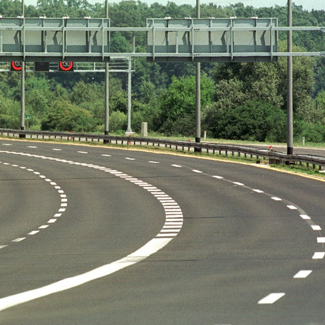 prazna_autocesta2807-desk