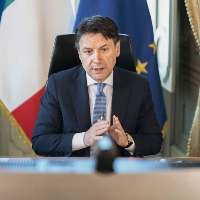 Talijanski premijer Giuseppe Conte u press uredu Palače Chigi u Rimu tijekom videokonferencije  uslijed pandemije koronavirusa u zemlji 23. travnja. Europski lideri su se dogvorili o ogromnom paketu pomoći za oporavak od pandeije, ali nastale su veliki prijepori između različitih zemalja