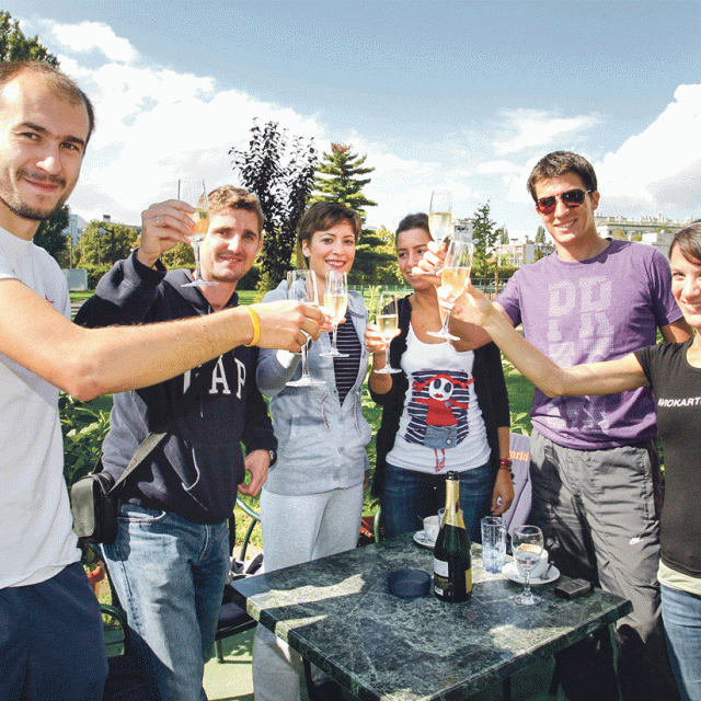 Fotografija iz 2010. godine: proslava istrčavanja olimpijske norme s Dariom Nemecom, Slavkom Petrovićem i ostatkom tima