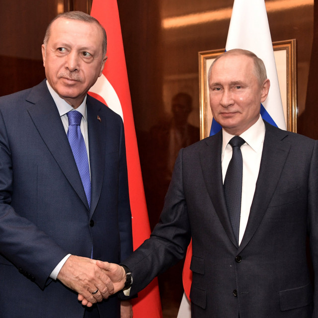Turski predsjednik Recep Tayyip Erdogan i ruski kolega Vladimir Putin. Obojica su se našli u teškom položaju zbog ekonomskih problema